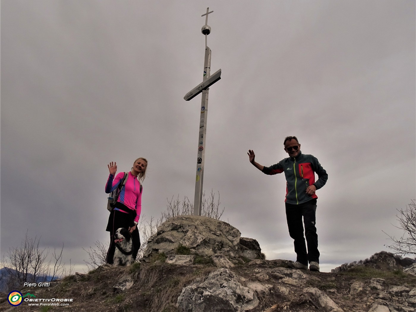 50 Alla croce del Monte Tesoro (anticima 1351 m) con nuvola passeggera di favonio sopra di noi.JPG
